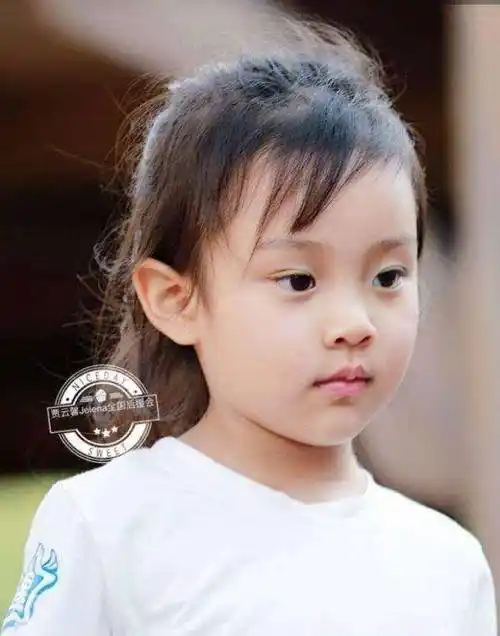 原创李小璐年后带女儿走机场她背名牌包显阔气甜馨拎百元包气势足