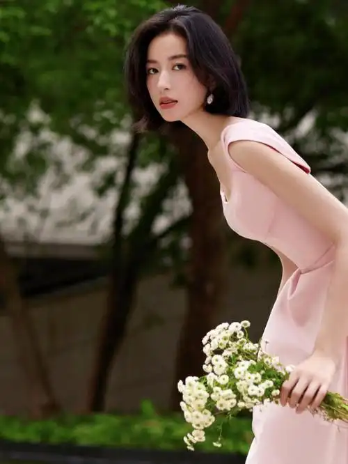 美女图——周雨彤