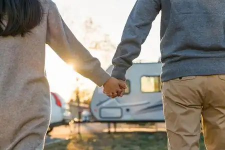 情侣牵手背影年轻情侣手牵手照片