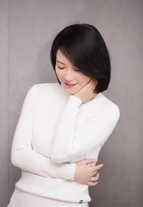 演员俞飞鸿近照老太多50岁至今仍单身眼圈乌黑细纹多显憔悴