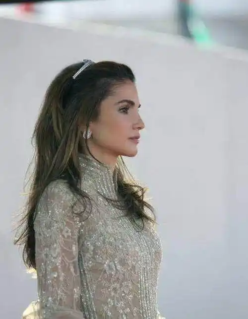 她是约旦王后,出身困苦难民之家,被称为"世界上最美丽的王后"