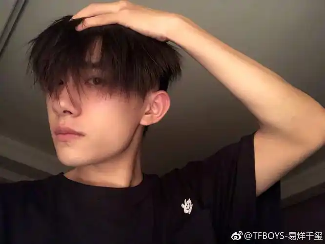 易烊千玺微博|硬汉自拍原图就很好看