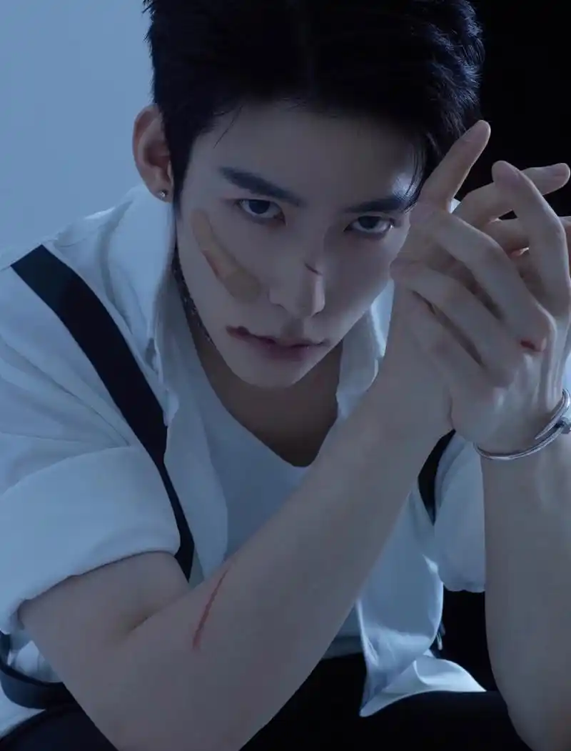 外表英俊帅气,内心傲娇可人的小奶狗,高冷的学长气质让人着迷!