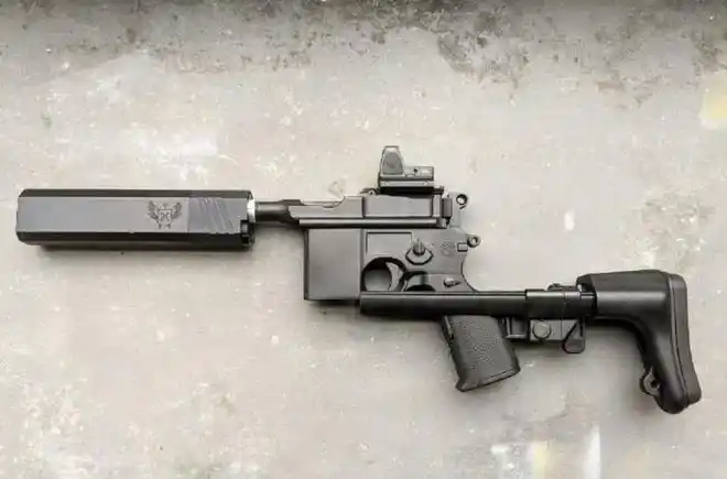 日本枪迷魔改的盒子炮,瞄镜,消音器,伸缩枪托,老