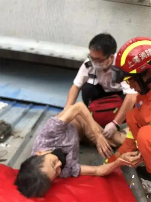 听到巨响的居民围观驻留了解情况,并拨打了119,120救援电话.