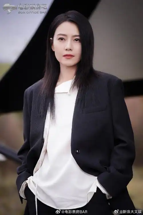 高圆圆生图#高圆圆今日活动生图,黑色西装披散长发,又美又帅!