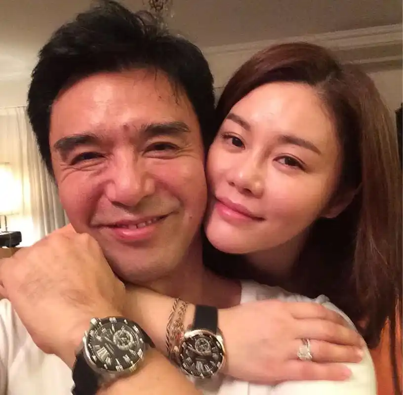 妻子晒合照为钟镇涛庆生 大方示爱:守着陪着爱着你