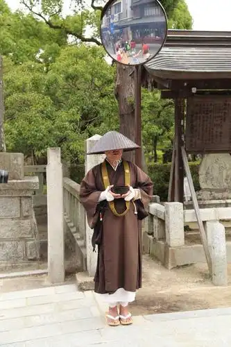 这是日本僧人化缘,不用语言表示,只是默默的站着!