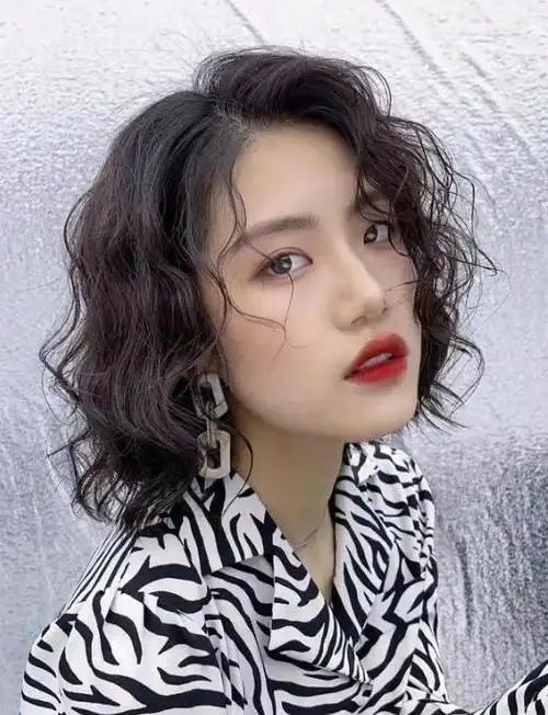 中短发适合烫什么卷 中短蛋卷头矮个子女生首选_时尚发型 - 美发站