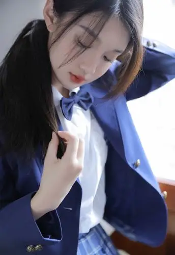 高颜值美女校花校园制服写真图片
