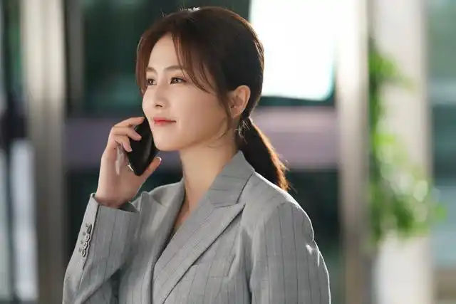 在《半是蜜糖半是伤》中,江君不算是一个有金手指的偶像剧女主.