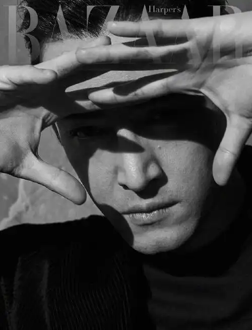 胡歌城市之上大片释出黑白色调叠加光影演绎电影质感