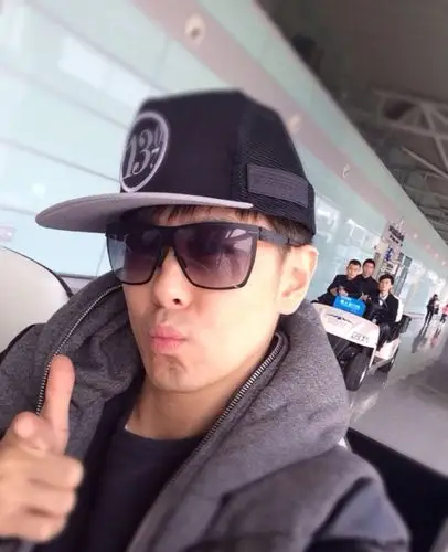林志颖戴黑超现身机场 帅气自拍