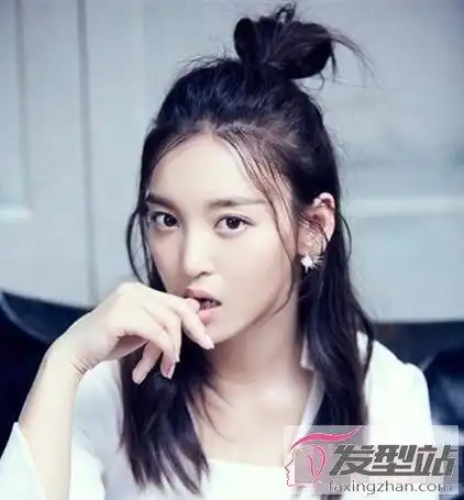 直发适合扎半丸子头吗 这样扎时尚活泼超显嫩