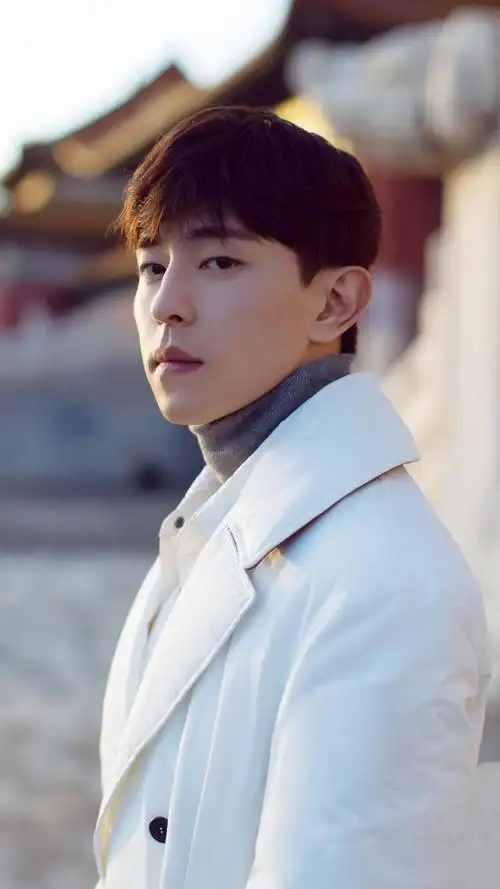 演员邓伦,帅气儒雅,演技出众,请看不同造型的写真照