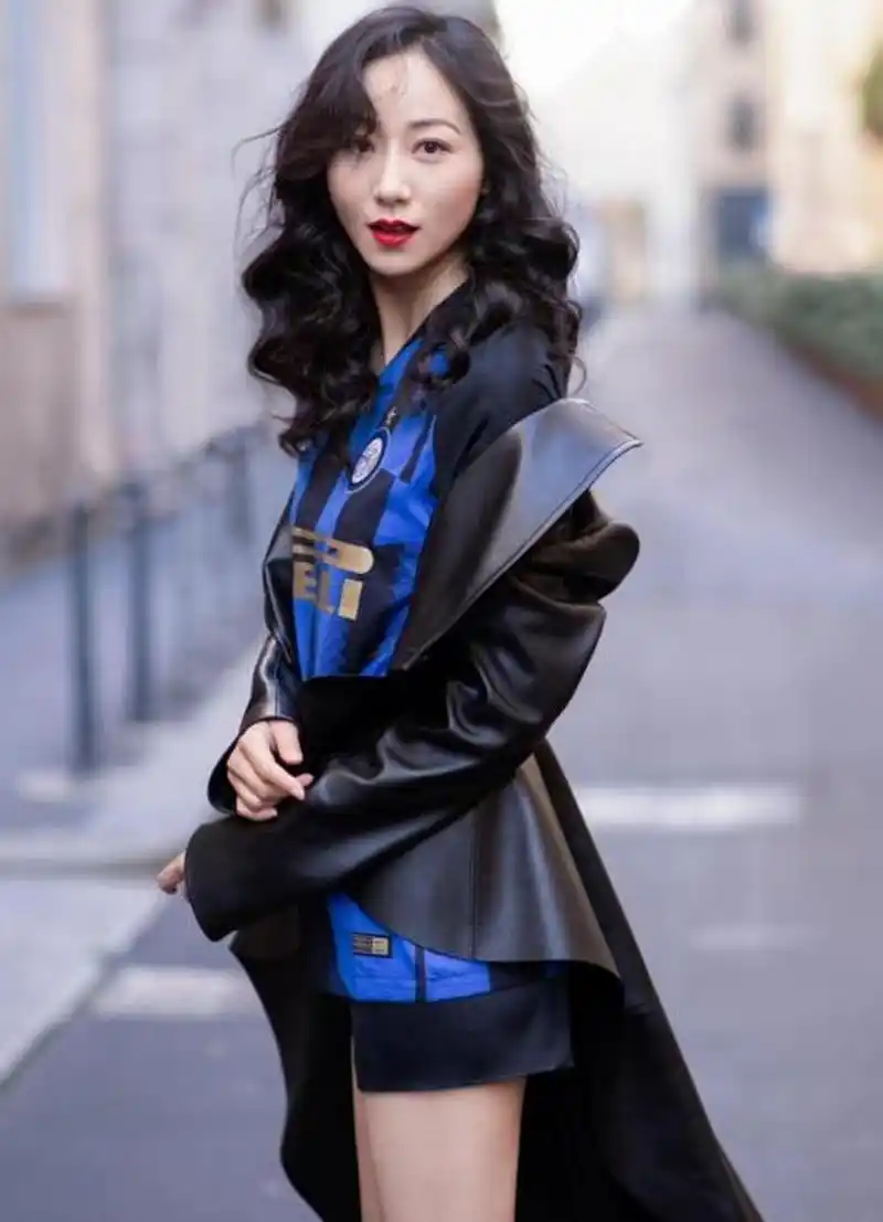 韩雪不仅长得漂亮,在穿搭方面上也得到了不少人的关注,她穿的黑色t恤