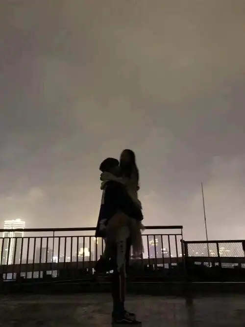 和蕊姐那张夜晚在江边接吻的图还挺浪漫(很模.