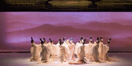 古典舞也从最初没有"学派"概念,随着"敦煌舞"教学系统的建立和汉唐舞