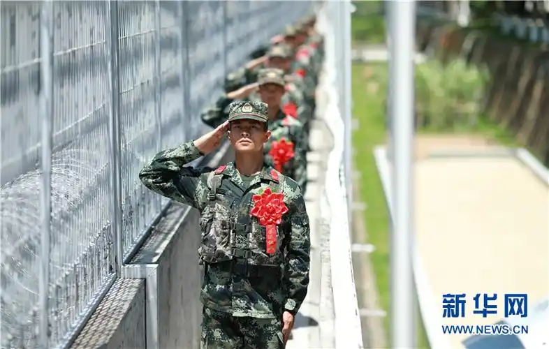 8月30日,武警三亚支队退伍老兵向哨位敬礼告别.新华网发(周奕 摄)