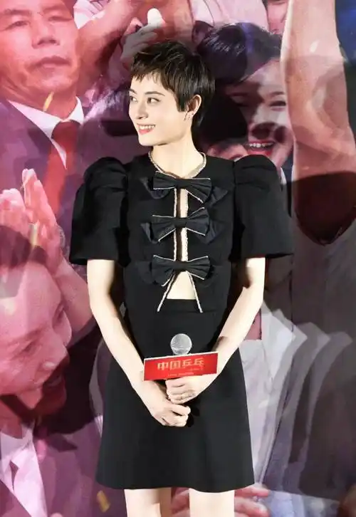 邓超夫妇出席新电影首映式,孙俪身穿黑色西装,优雅大方!