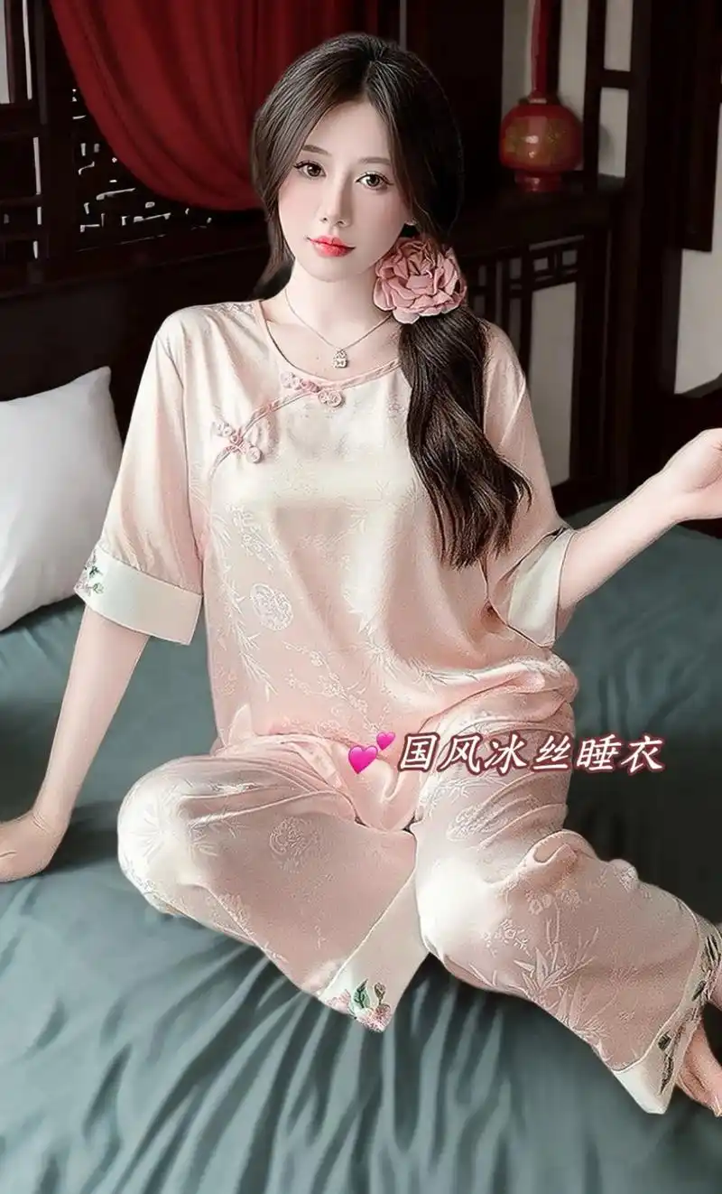 在这炎炎夏日,让我们为您呈上一款独具匠心的国风冰丝睡衣