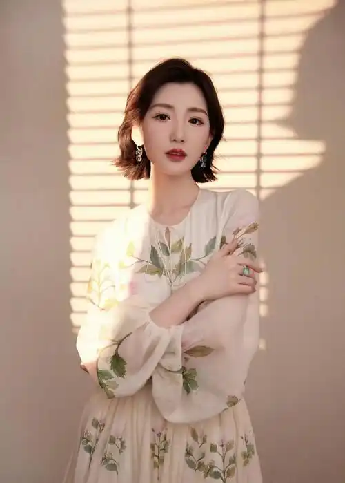 毛晓彤美上热搜,一袭白色花朵长裙清新淡雅,优雅又显气质_作品_身材