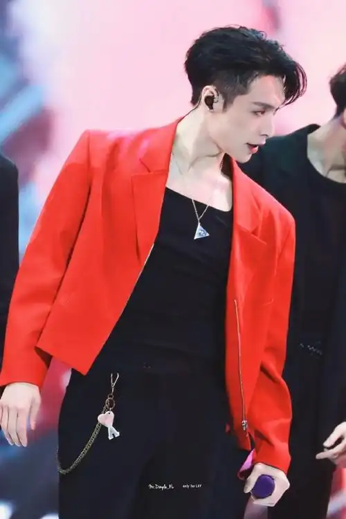 张艺兴酒红色西装