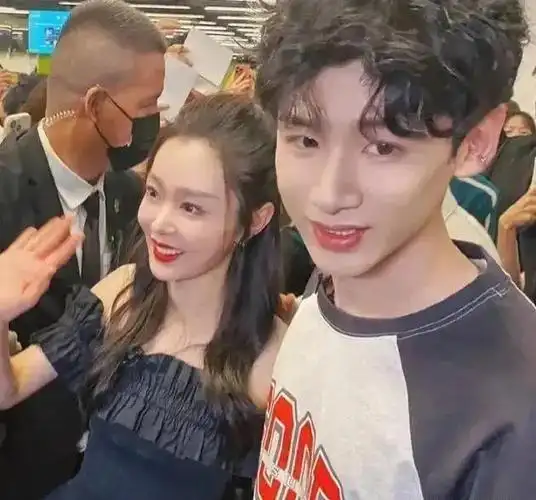 白敬亭和宋轶参加朋友婚礼恋情实锤引发关注