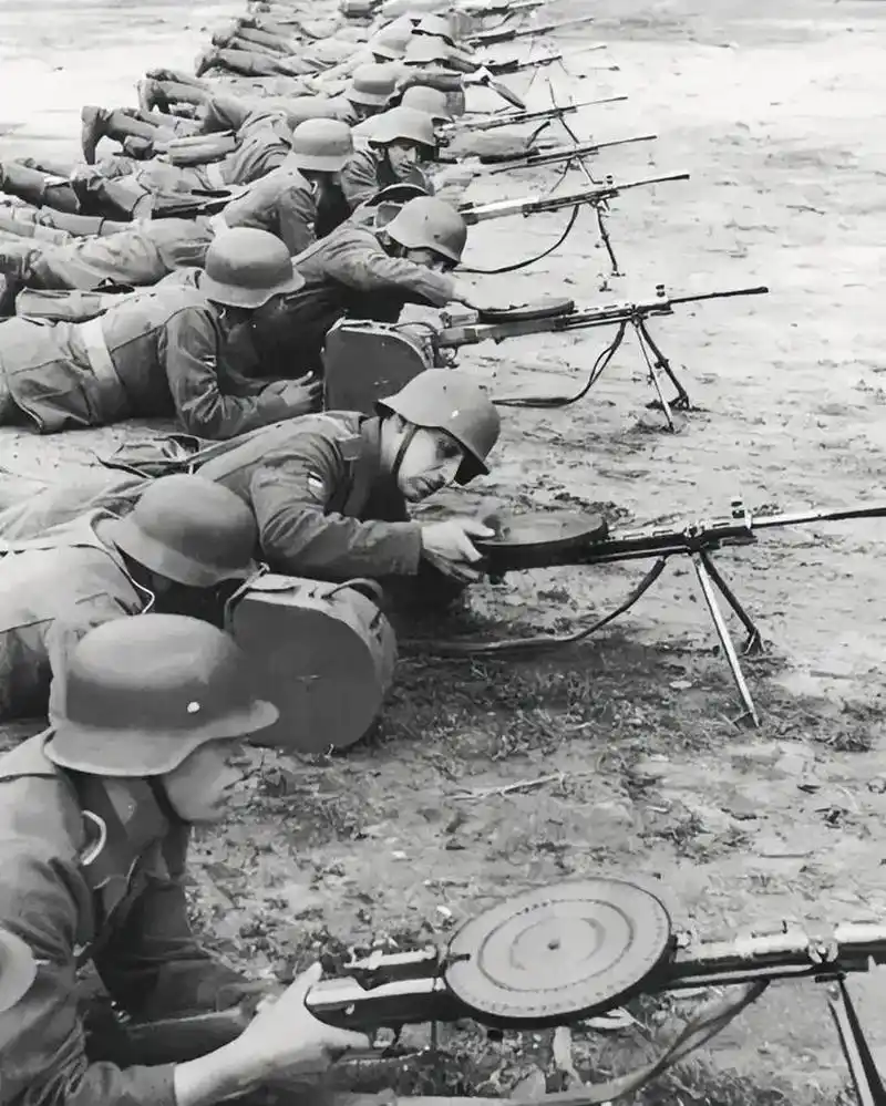 图为二战期间德军武装党卫军部队士兵正接受机枪射击训练,这些人使用