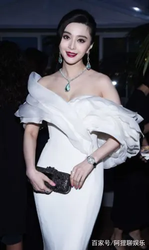 有种身材叫范冰冰的身材,看似清瘦无比,但该胖的地方都曼妙玲珑