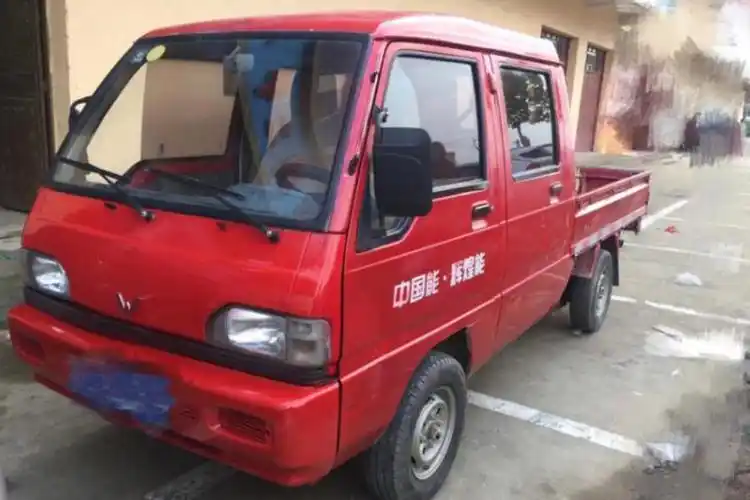 改革开放后,个体户们的小生意红火起来,微面,微卡也在马路上慢慢变多