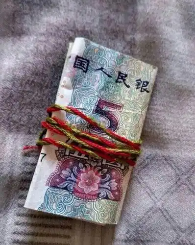 "走在路上,看到彩绳捆起来的钱",网友说千万不能捡,否则