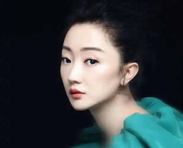 张瑶:20岁选秀夺冠,剃光头与蒋雯丽飙戏,两次"逼婚"圈内大佬_音乐