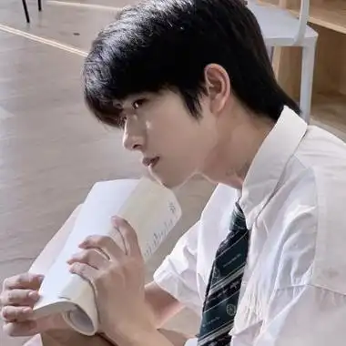 很干净的又很有氛围感的男生魅力头像