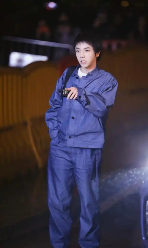 华晨宇一身蓝色工装造型展尽他个性洒脱朴实的精神.