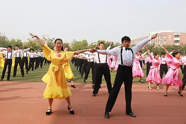 心系祖国舞动青春潍坊峡山二七一实验初中校园华尔兹汇报演出