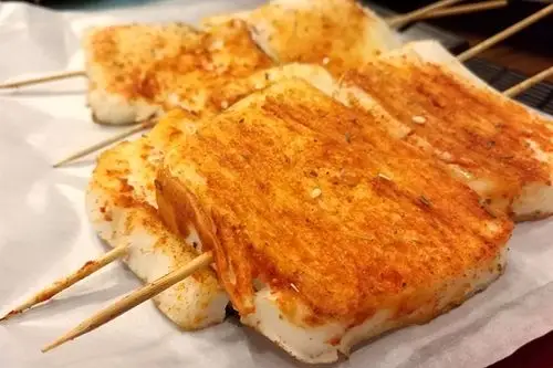 最后来个主食类的烤馒头片,脆而不焦,香辣微甜,老少皆宜.