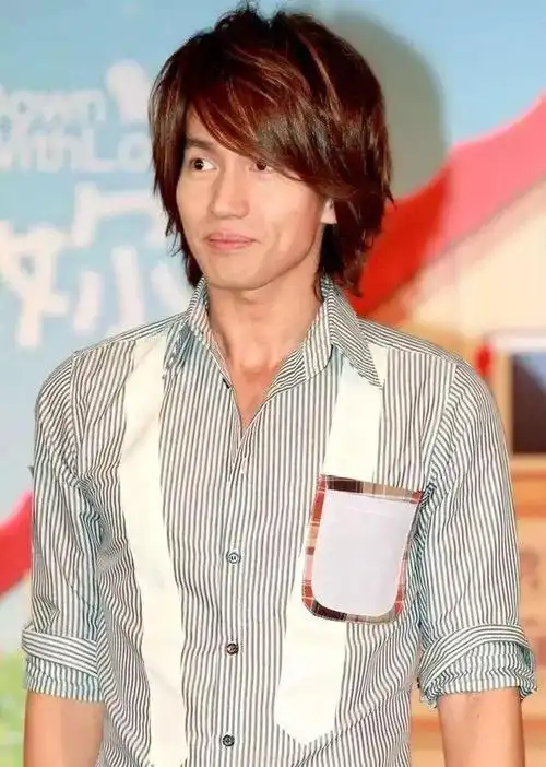 言承旭成都太古里活动,其实脖子能看出来年纪不小了,但还是好帅|模特