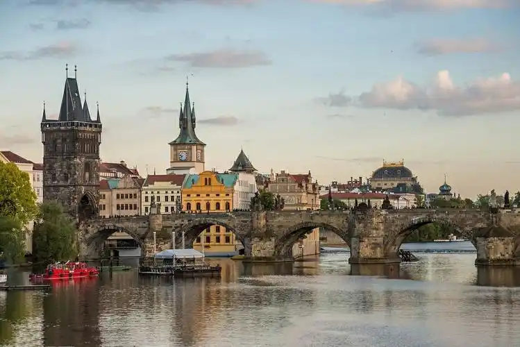 布拉格——捷克的首都,是中世纪欧洲建筑的宝石.