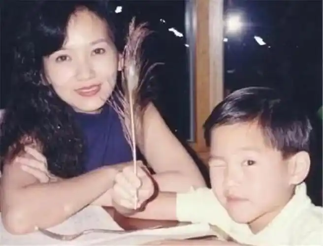 短短几年时间,赵雅芝就从一个妙龄少女变成了少妇,然后又成了两个孩子