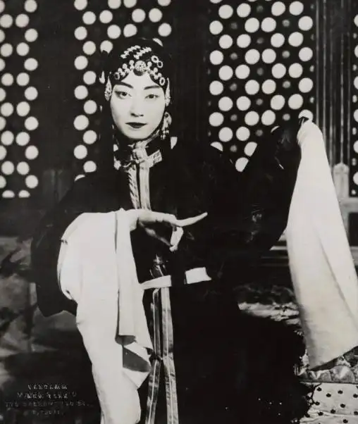 这是一次演出上,梅兰芳男扮女装所演绎的一个角色,看上去妩媚动人,就