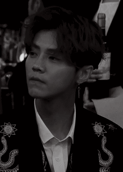 盘点几位男明星西装正装动图:李易峰,蔡徐坤,鹿晗,王俊凯,王源,易烊