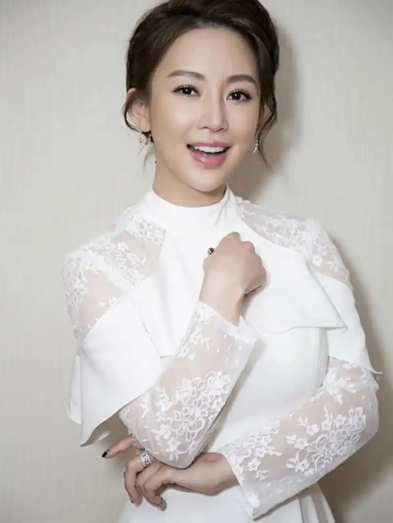 台球95美女-潘晓婷 潘晓婷被媒体公认为台球美女,被誉为"九球天后".