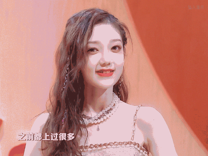 队长希林娜依高#靠近光 追随光 成为光 散发光@硬糖少女303-希林娜依