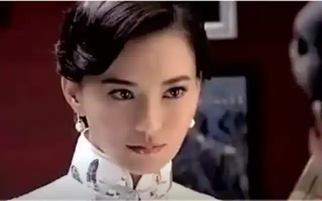 邪魅且诡谲 莫小棋化身冷艳特工成功套路双面间谍