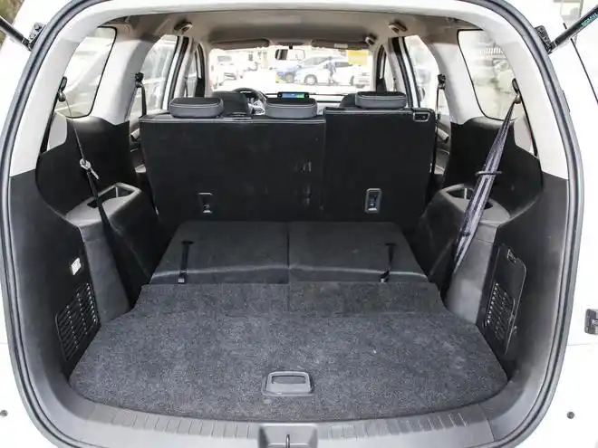 拉货的时候,宝骏730第二,三排座椅就可以纯平放倒,把整个后备箱的容积