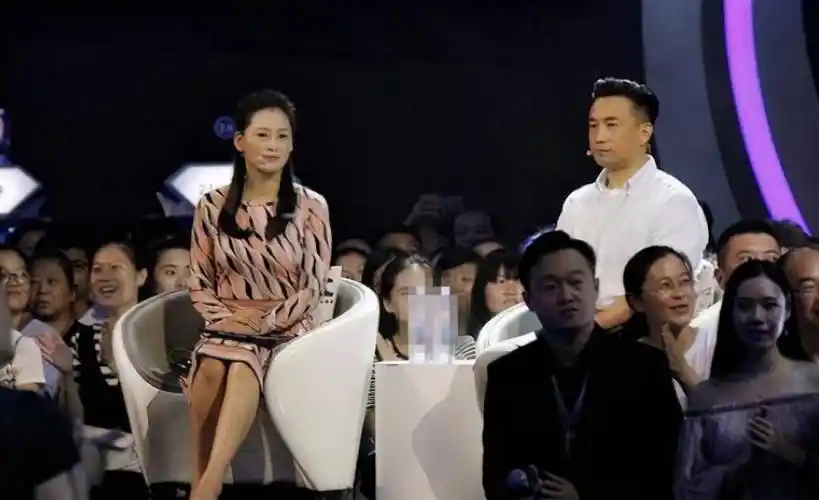 《非诚勿扰》指导女嘉宾情感,却私下和丈夫分手,黄澜到底多可笑_感情
