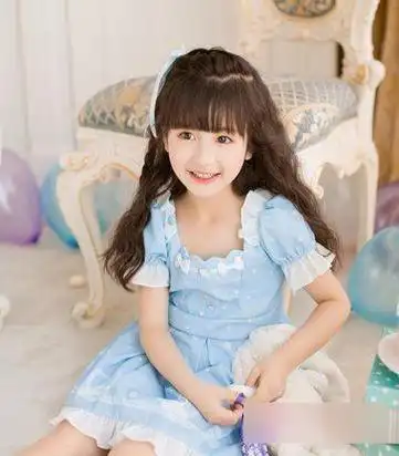 以微卷造型散下来,简单浪漫的2018年小女孩公主辫发型与公主裙很搭哟