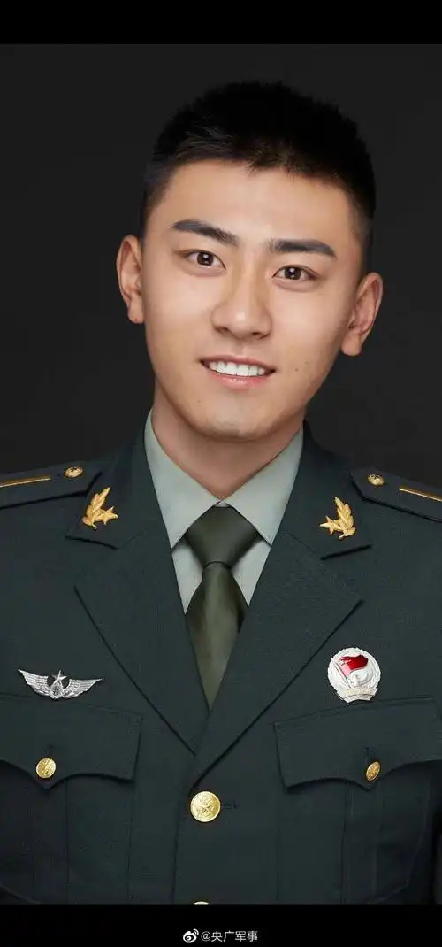 世界微笑日#,你被中国军人的笑容感染了吗?#最美微笑自拍大赛