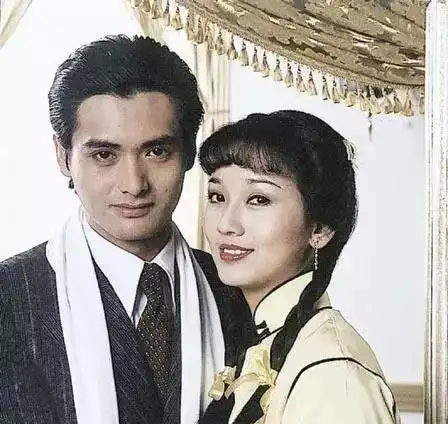 三十多年后,冯程程和许文强再度合影,一代芳华被人铭记